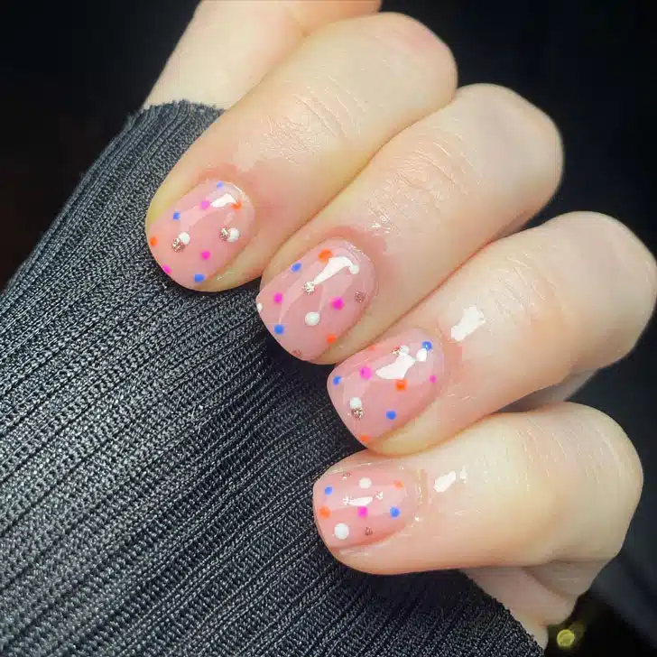 Веселый натуральный маникюр с разноцветными точками на коротких квадратных ногтях