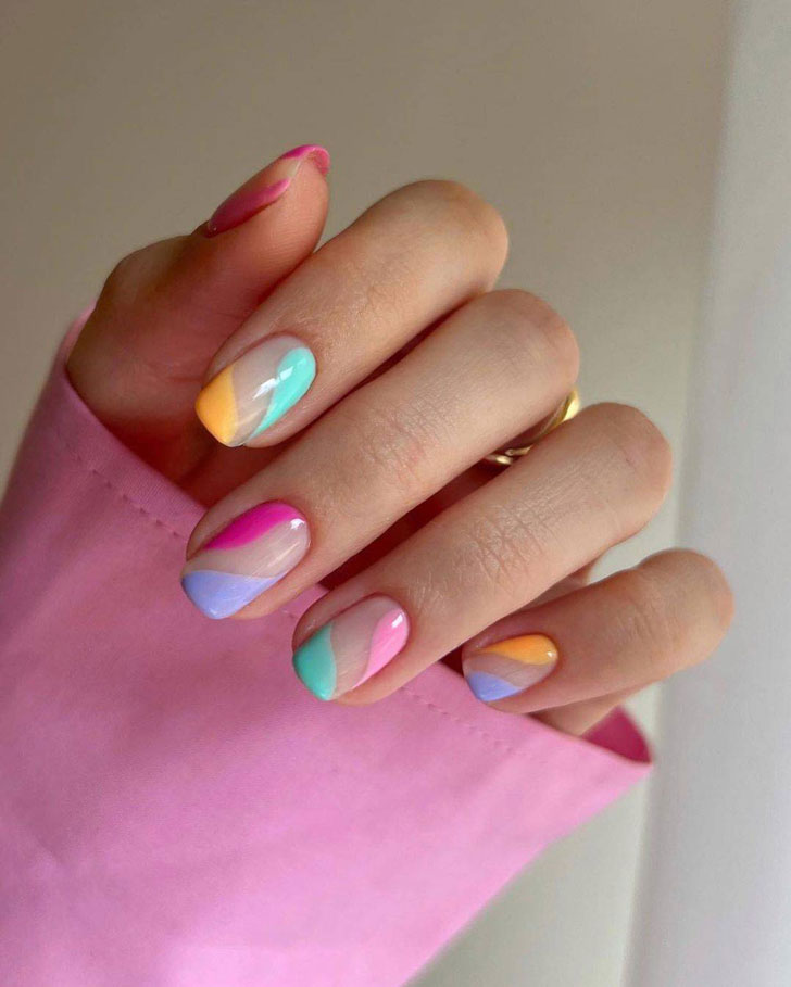 Весенний разноцветный маникюр на ухоженных ногтях средней длины