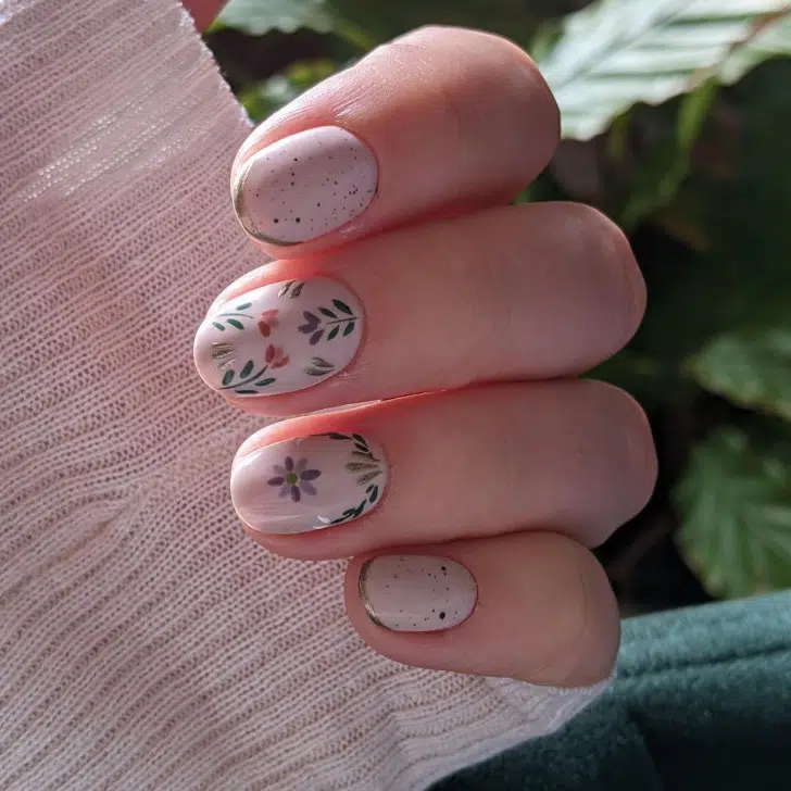 Винтажный маникюр с цветочным принтом на овальных ногтях средней длины