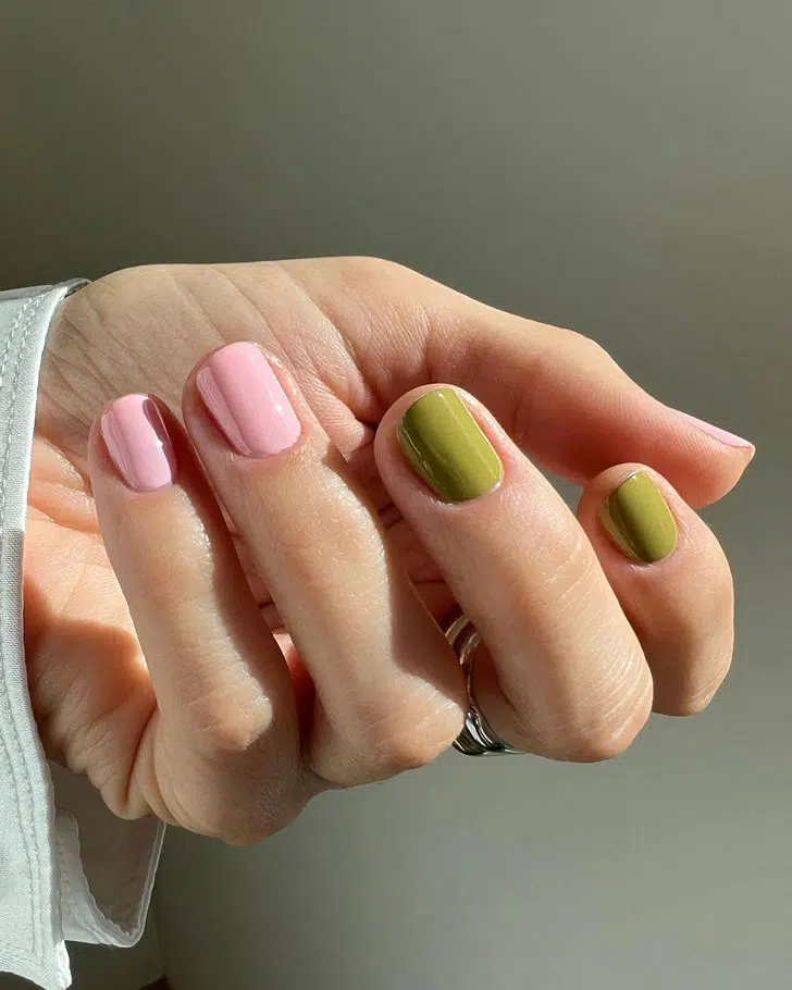 Зелено-оранжевый маникюр на коротких ногтях без принтов
