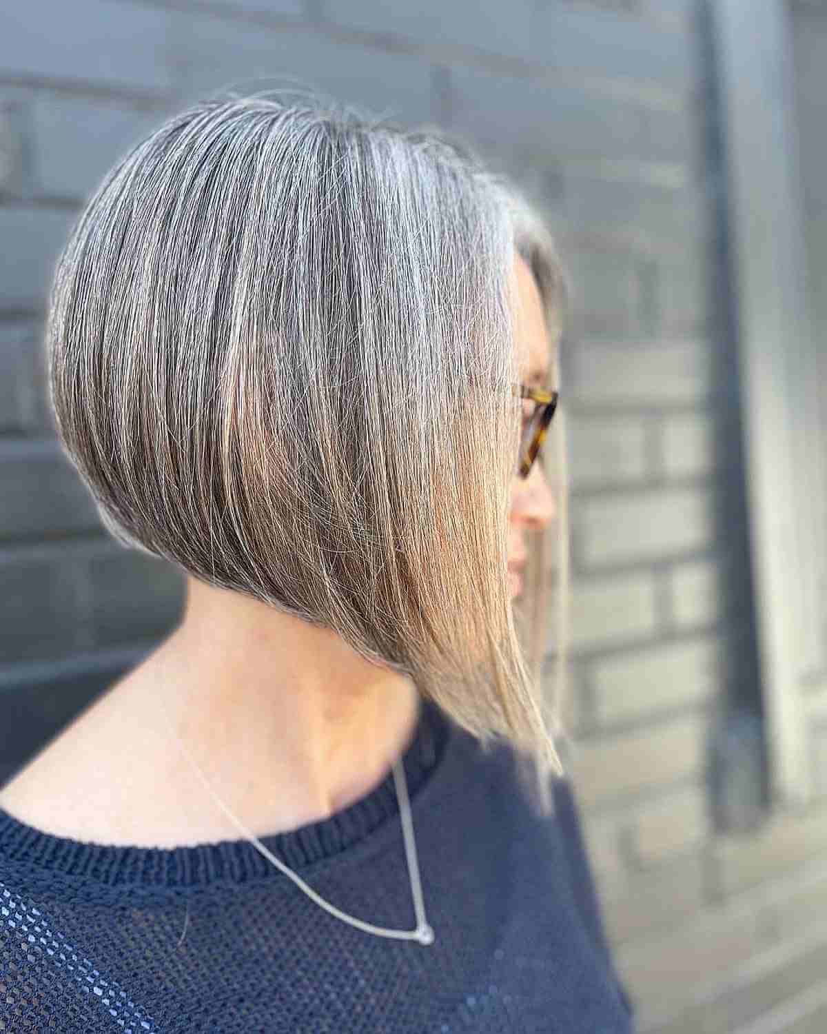 Женщина со стрижкой градуированный боб на ухоженных прямых волосах