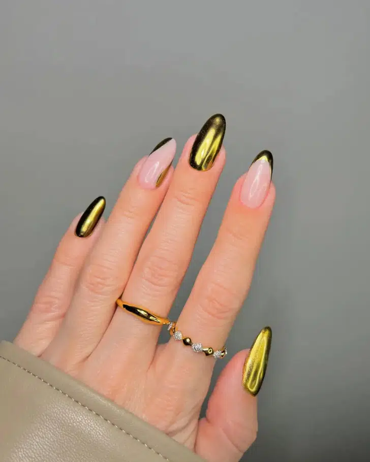Золотой хромированный маникюр с завитками на миндальных ногтях