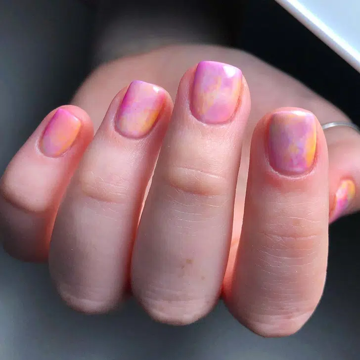Акварельный маникюр в розовых оттенках на коротких квадратных ногтях