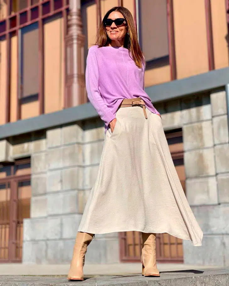 Ана Анатолин в лиловой водолазке, бежевой юбке миди и высоких сапогах на каблуке