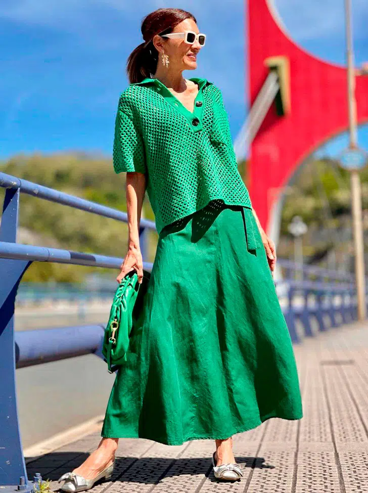 Ана Антолин в полностью зеленом образе с длинной юбкой и балетках с бантиками
