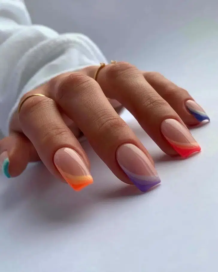 Диагональный разноцветный френч на квадратных ногтях средней длины