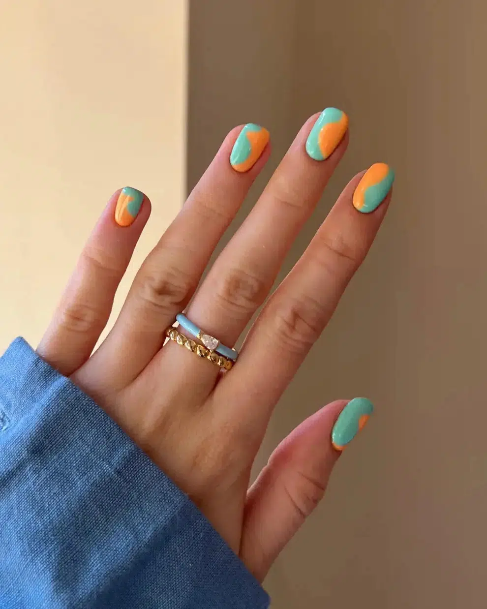 Двухцветный оранжево-бирюзовый маникюр на коротких ногтях