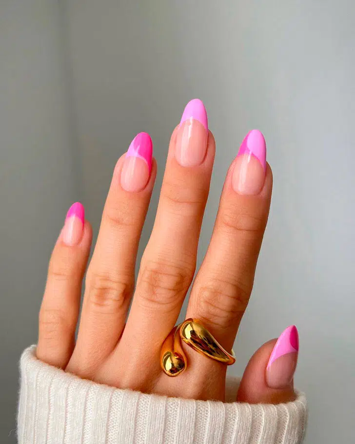 Двухцветный розовый френч на миндальных ногтях средней длины