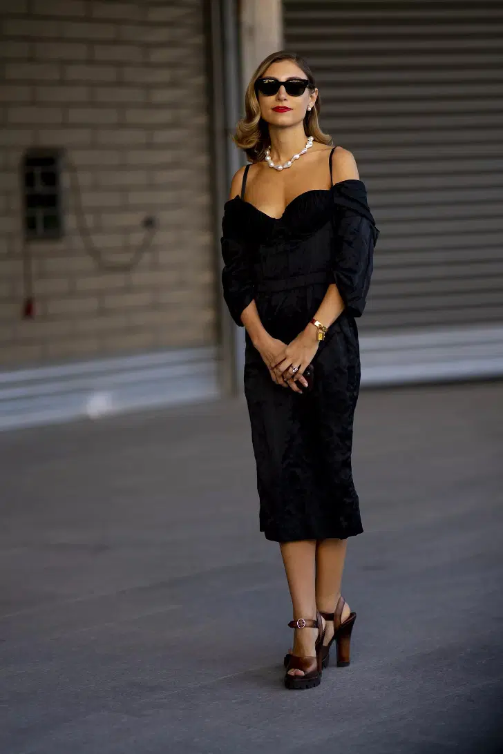 Дженни Уолтон в черном миди платье с открытыми плечами и босоножках на платформе