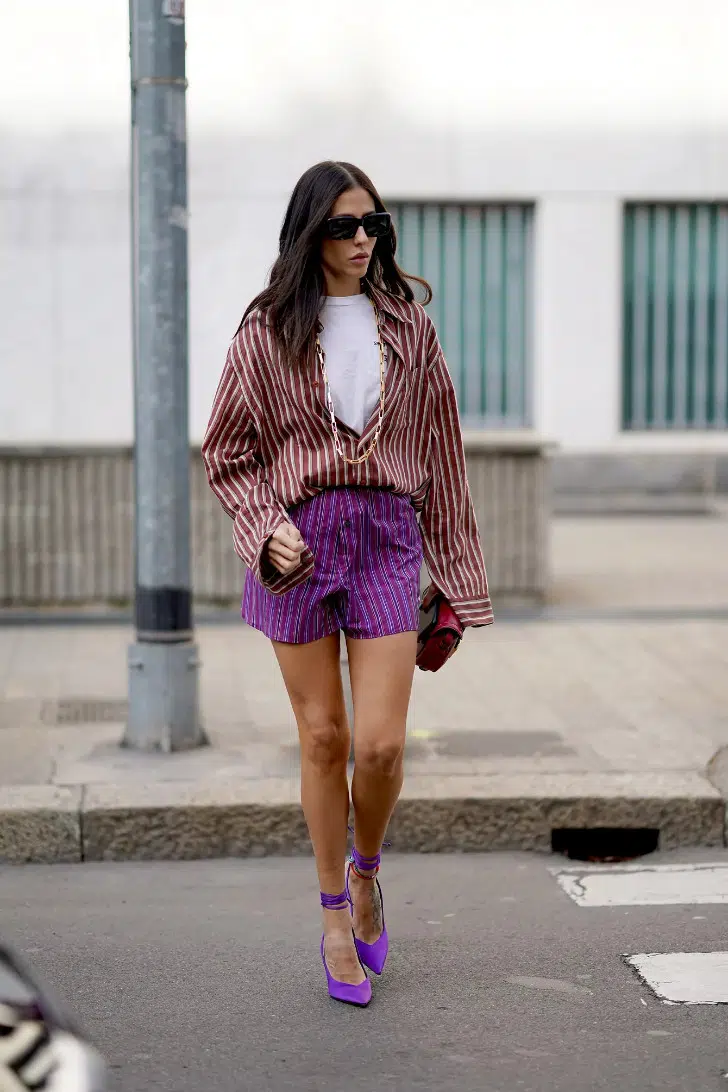 Джильдой Амбросио в шелковых шортах, рубашке в полоску и фиолетовых туфлях