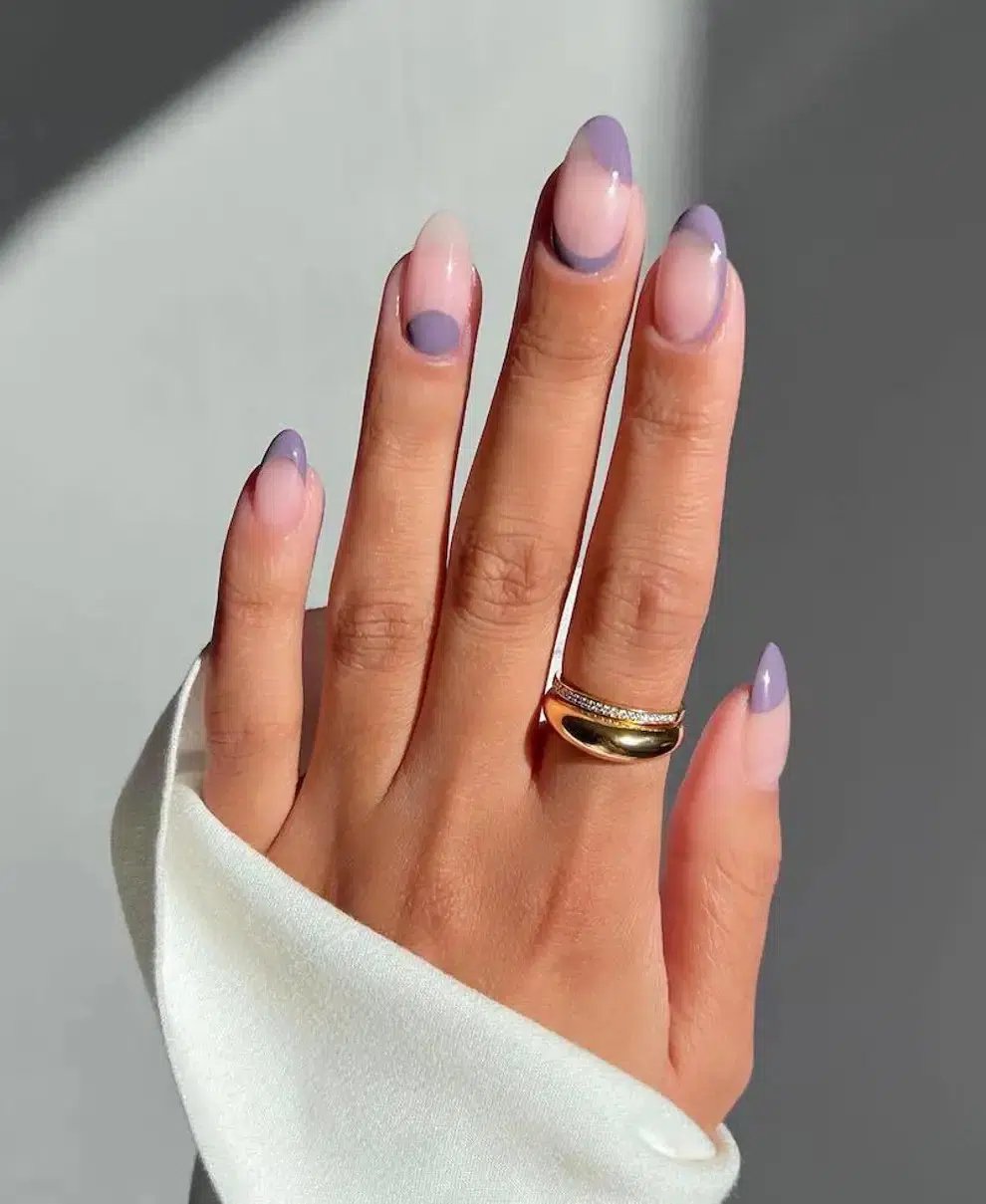 Грязно фиолетовый комбинированный маникюр на миндальных ногтях средней длины