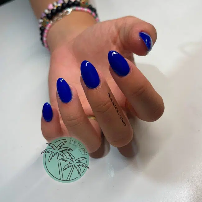 Изящный синий маникюр на миндальных ногтях средней длины