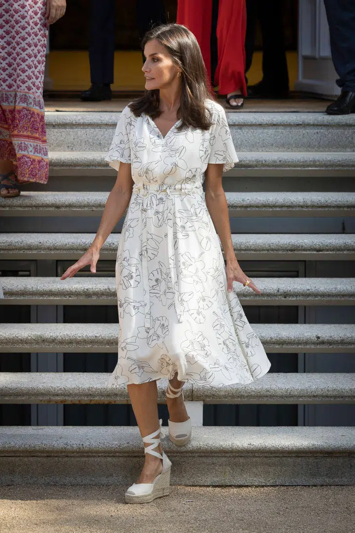 Королева Летиция в белом воздушном платье рубашка и обуви на танкетке