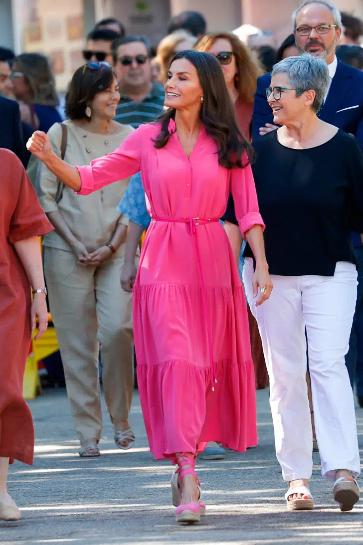 Королева Летиция в розовом платье рубашка с тонким ремнем и эспадрильях с ремешками