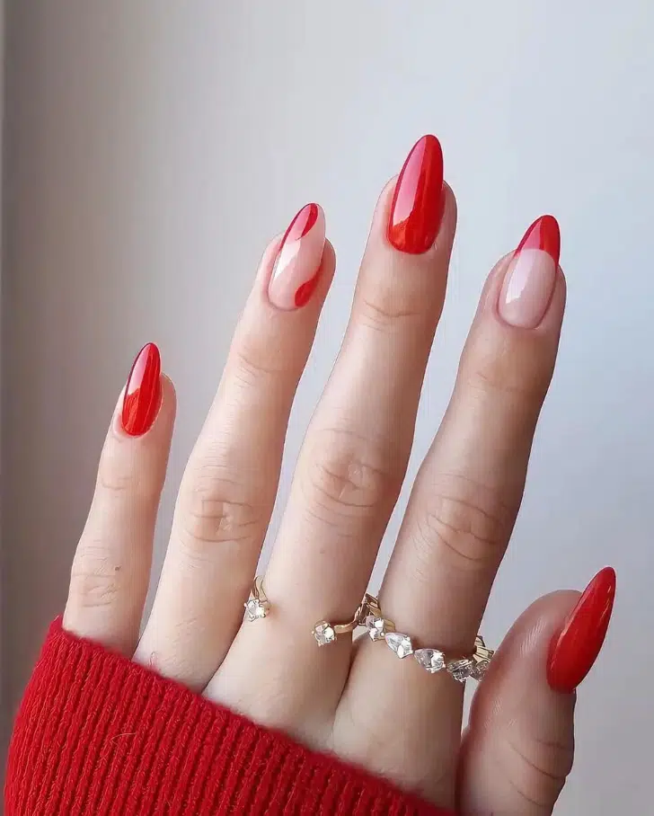 Красный комбинированный маникюр на миндальных ногтях средней длины