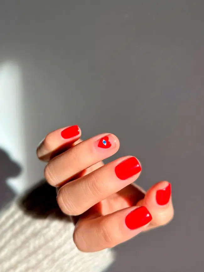 Красный маникюр с сердечком на натуральных квадратных ногтях