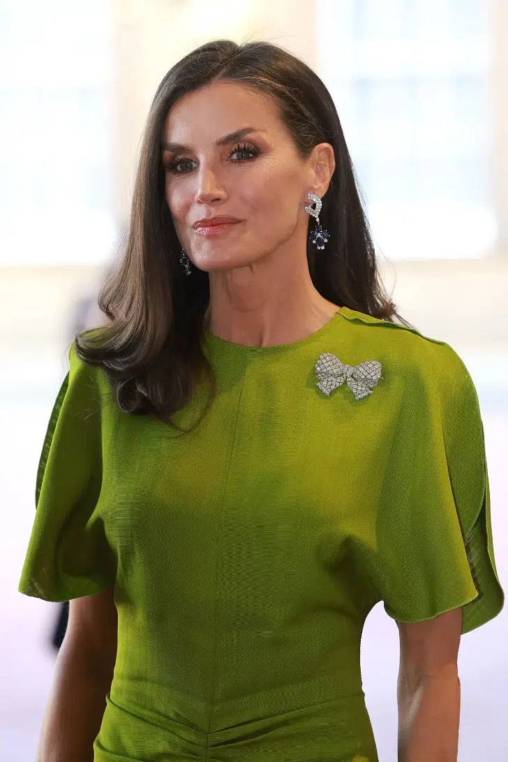 Королева Летиция в зеленом платье с брошью бабочкой и бриллиантовых серьгах