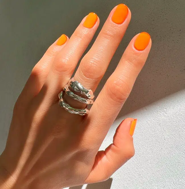 Летний оранжевый френч на коротких натуральных ногтях
