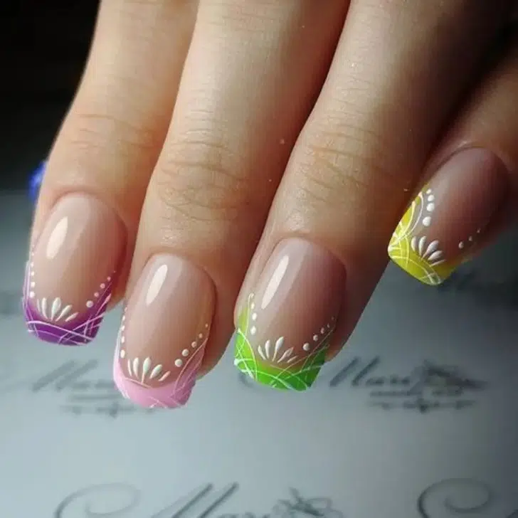 Летний разноцветный френч с белыми узорами на квадратных ногтях средней длины