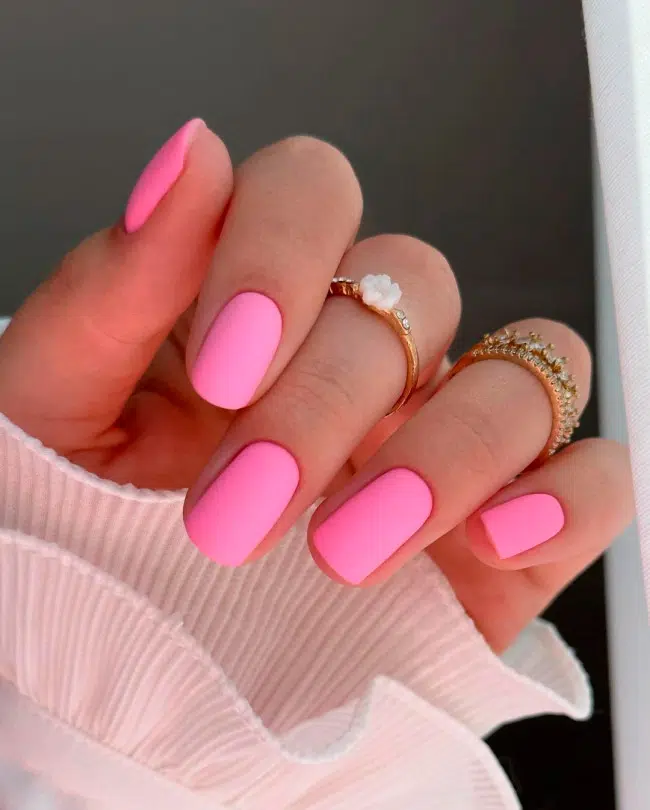 Летний розовый маникюр с матовым покрытием на натуральных квадратных ногтях