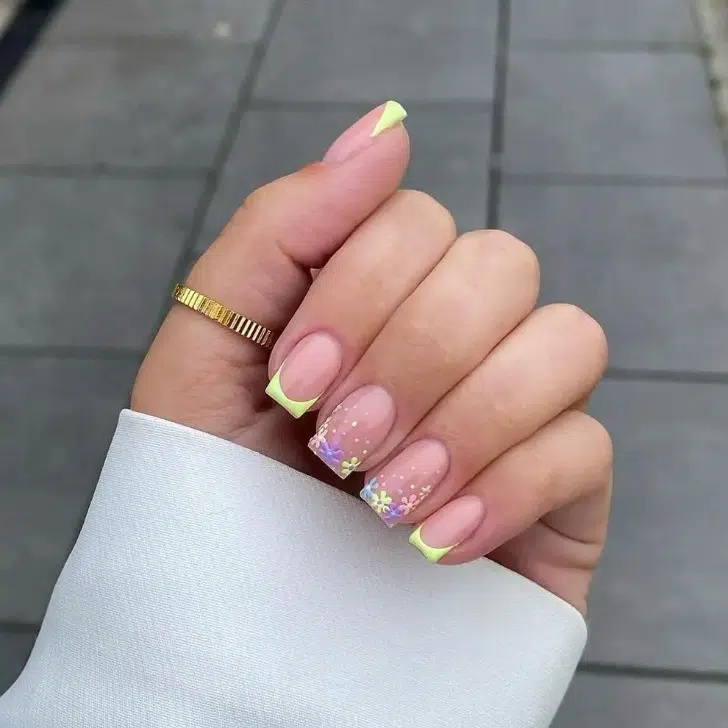 Летний желтый френч с цветочками на квадратных ногтях средней длины