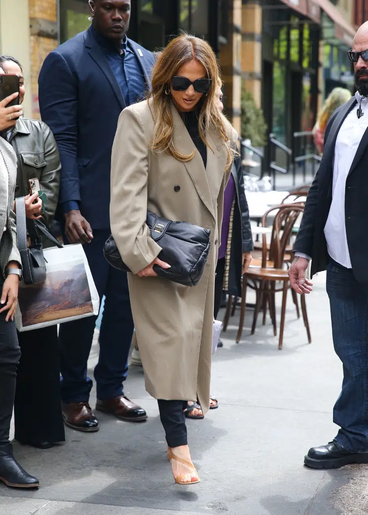 Дженнифер Лопес в бежевом пальто, стильных брюках и новых модных босоножках
