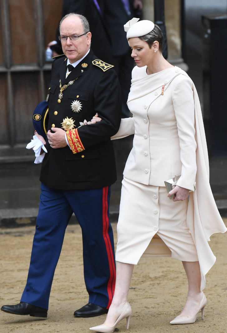 Принцесса Шарлен в элегантном костюме с оригинальной мантией, шляпке и туфлях