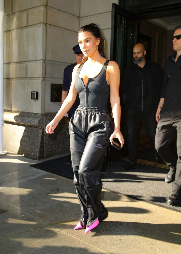 Ким Кардашьян в широких брюках, трендовой обуви и черном корсете