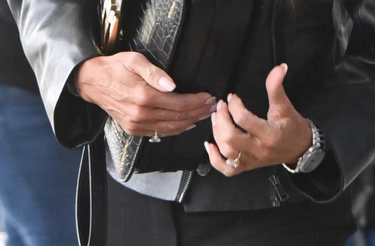 Виктория Бекхэм с маникюром на длинных квадратных ногтях в бежевом оттенке