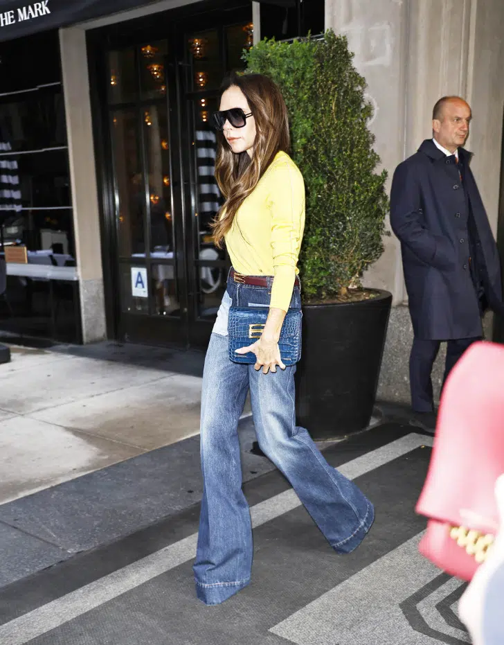 Виктория Бекхэм в джинсах клеш с выделяющимися карманами и трикотажной блузке