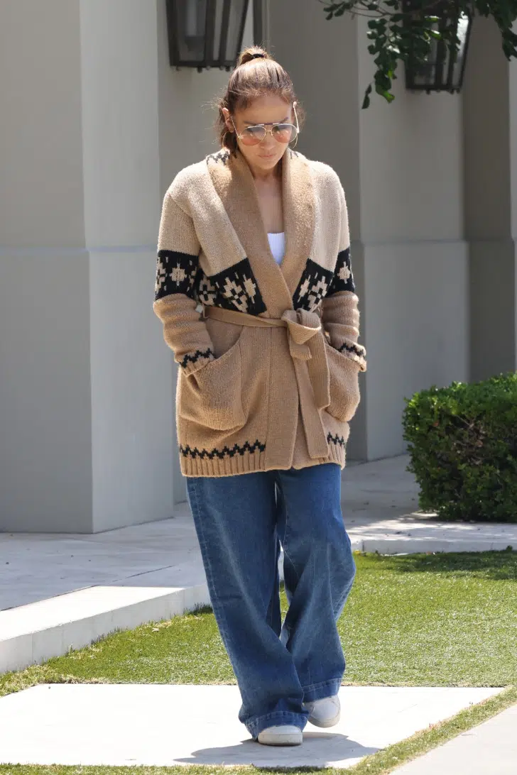 Дженнифер Лопес в уютном кардигане и модных широких джинсах