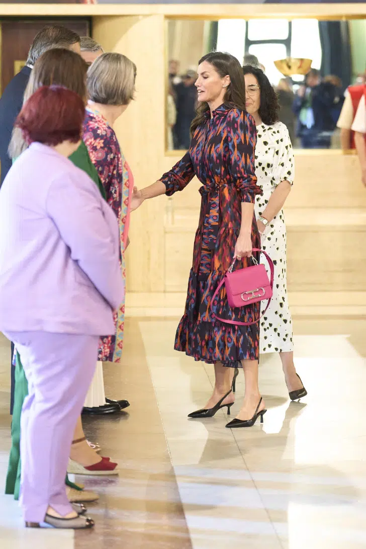 Королева Летиция в платье с принтом, молодежной сумкой и туфлях на низком каблуке