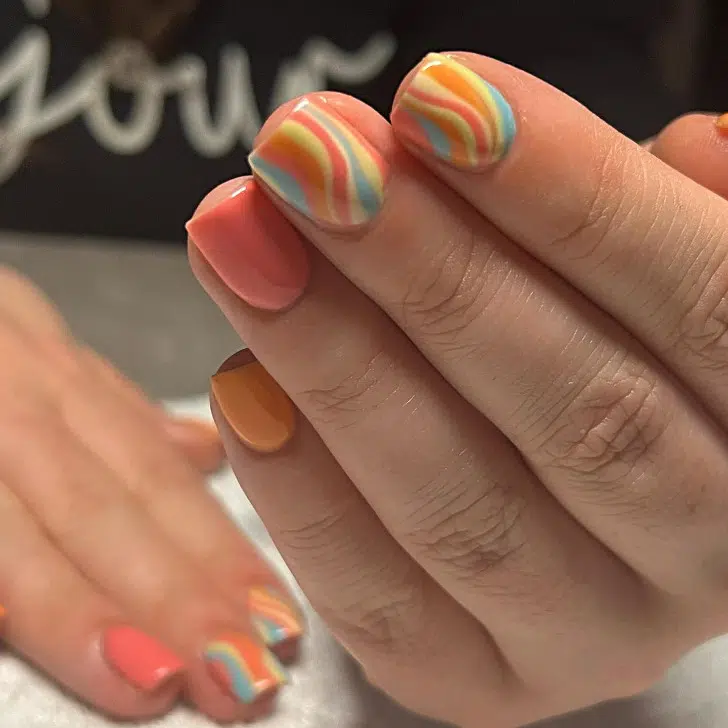 Маникюр с извилистыми разноцветными линиями на коротких ногтях