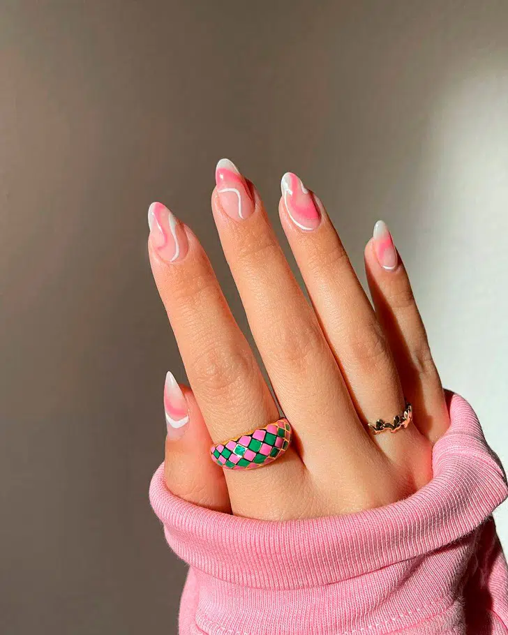 Маникюр с розовыми и белыми завитками на миндальных ногтях средней длины