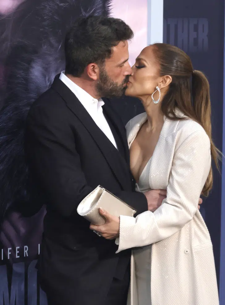 Дженнифер Лопес целует Бена Аффлека на премьере своего нового фильма