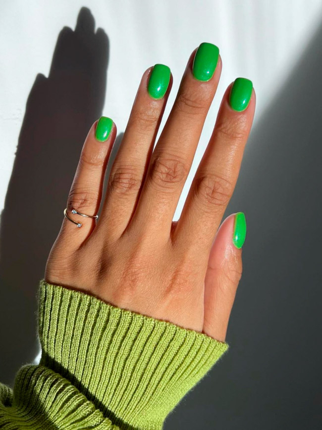 Модный зеленый маникюр с однотонным покрытием на коротких ногтях