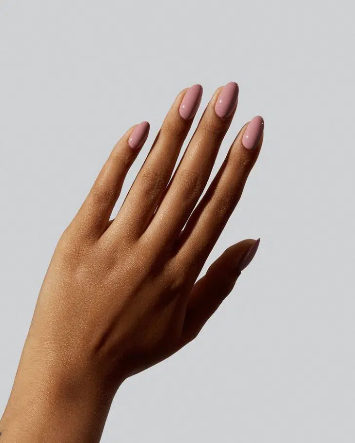 Молочный розовый маникюр на овальных ногтях средней длины