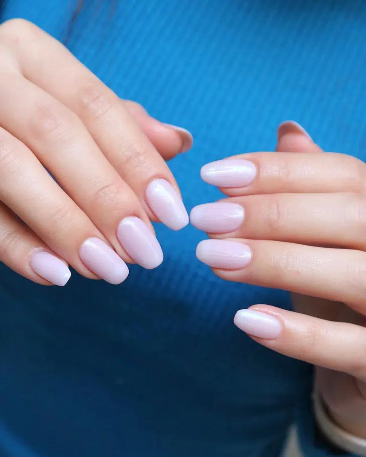 Молочный розовый маникюр на овальных ухоженных ногтях средней длины