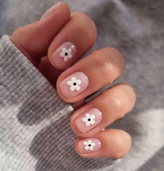 Натуральный маникюр с белыми цветами на коротких ногтях