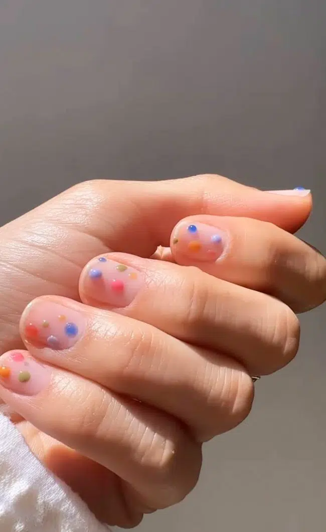 Натуральный маникюр с разноцветными точками на коротких ногтях