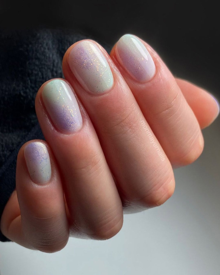 Нежный акварельный маникюр с блестками на коротких натуральных ногтях