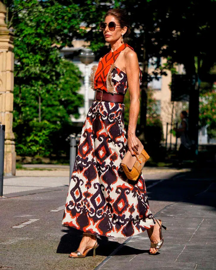 Пилар де Арсе в длинном летнем платье в стиле бохо и металлизированных босоножках