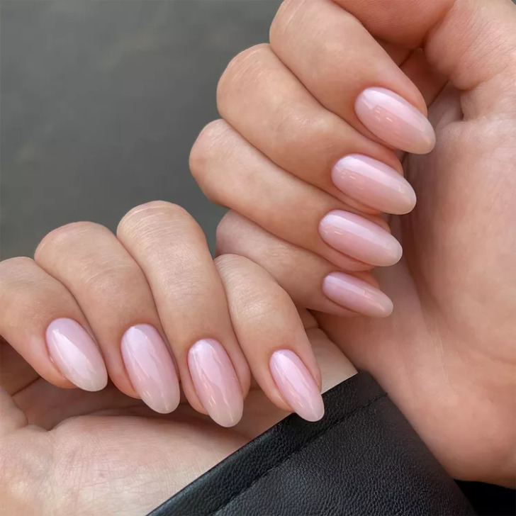 Полупрозрачный розовый маникюр на ухоженных овальных ногтях