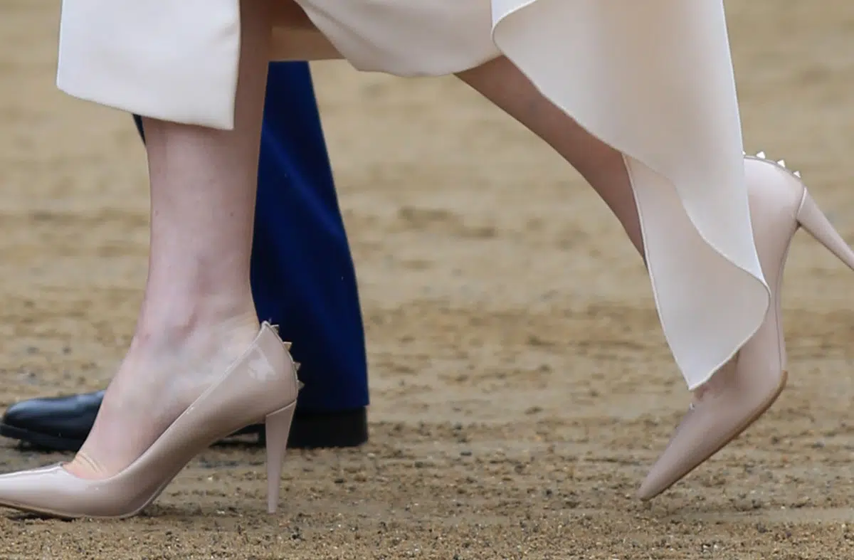 Принцесса Шарлен в уникальных бежевых туфлях с металлическими шипами