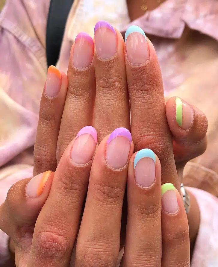 Разноцветный френч на ухоженных овальных ногтях средней длины