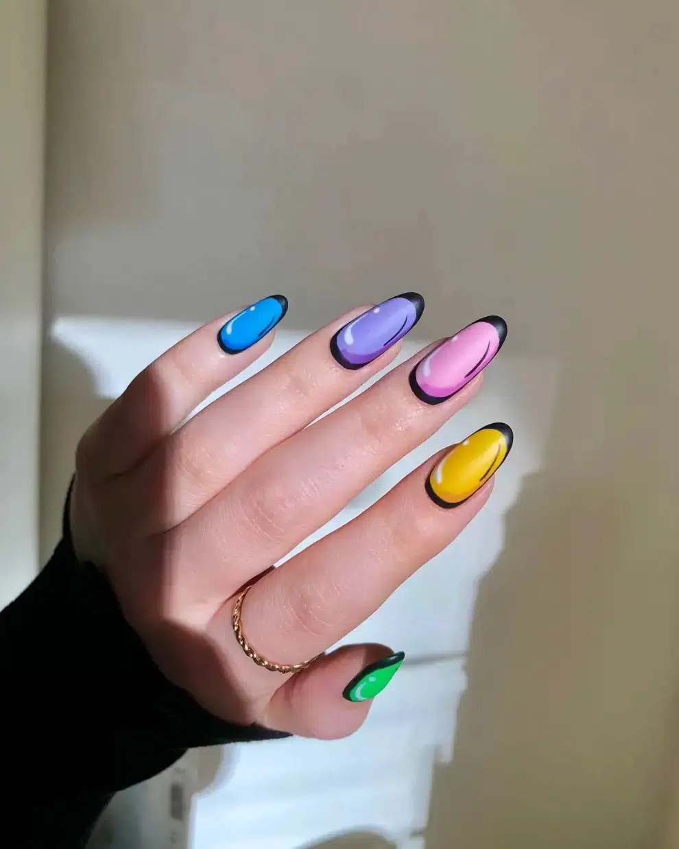 Разноцветный мультяшный маникюр на длинных овальных ногтях