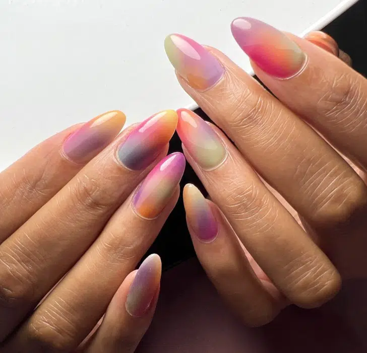 Разноцветный маникюр омбре на длинных миндальных ногтях
