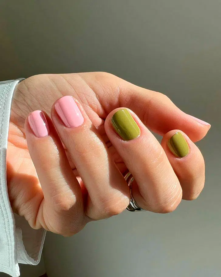 Розово-зеленый маникюр на коротких квадратных ногтях