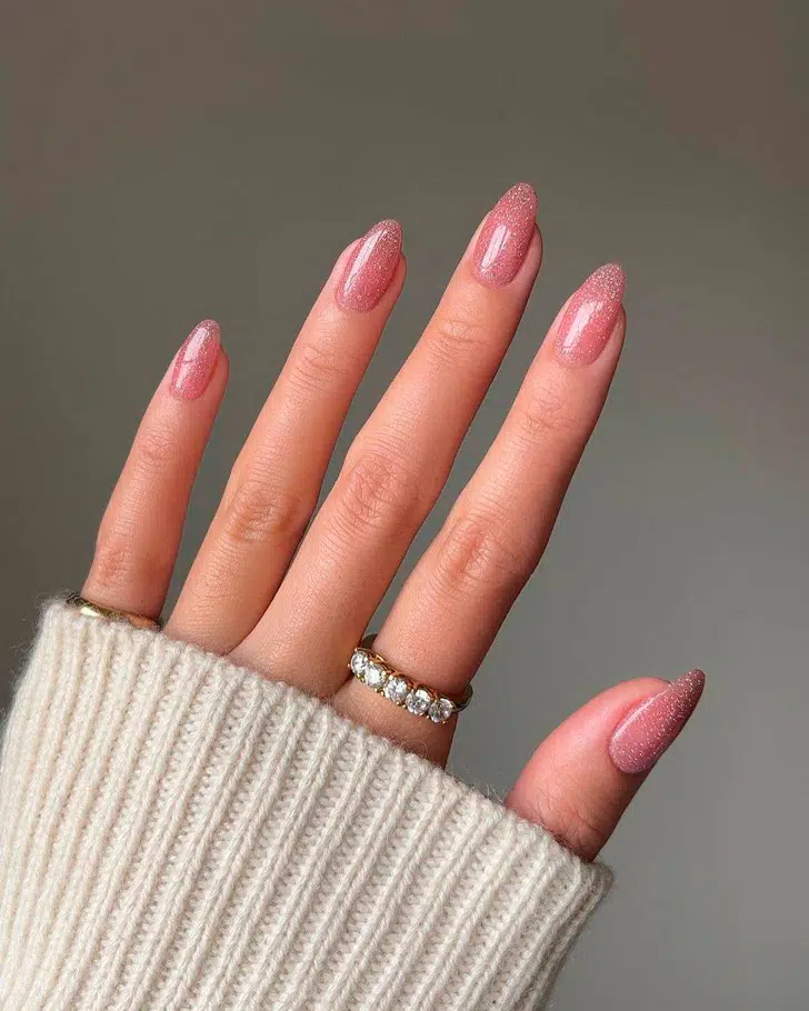 Розовый маникюр с блестками на миндальных ногтях средней длины
