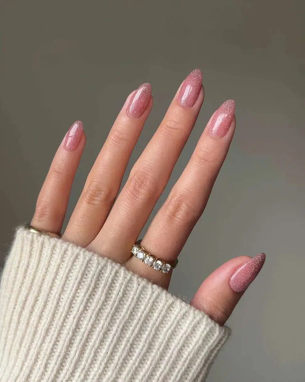 Розовый маникюр с блестками на ухоженных миндальных ногтях средней длины